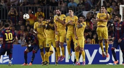 ליאו מסי בועט בעיטה חופשית