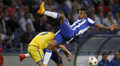 אלכס סנדרו נאבק על הכדור (רויטרס)