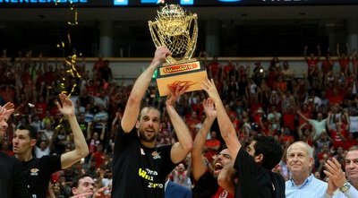 הפועל ירושלים מניפה את גביע ווינר (רדאד ג´בארה)