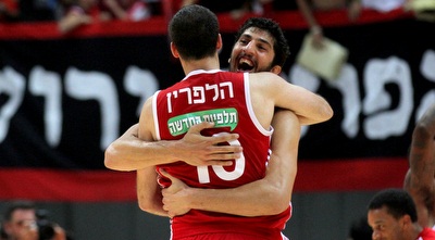 אליהו והלפרין חוגגים בסיום (רדאד ג´בארה)