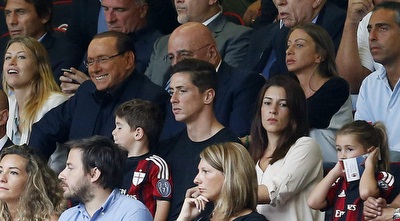 פרננדו טורס ביציע עם גליאני וברלוסוקני (רויטרס)