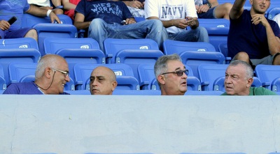 צבי רוזן ומשה סיני ביציע (יניב גונן)