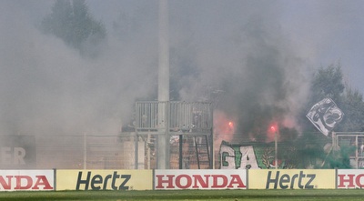 אוהדי חיפה מדרבנים את השחקנים (רדאד ג´בארה)