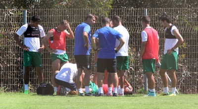 אבוחצירה שרוע  על הדשא (רדאד ג´בארה)