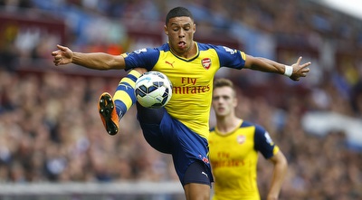 אלכס אוקסלייד צ´מברליין עוצר כדור  (רויטרס)