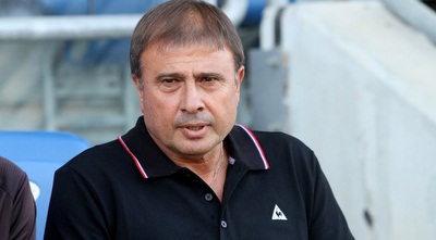 אלישע לוי על הספסל (חגי ניזרי)