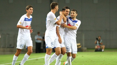 שחקני פ&qout;ת חוגגים עם בן דיין (רדאד ג´בארה) שחקני פ&qout;ת חוגגים עם בן דיין (רדאד ג´בארה)