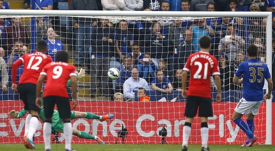 נוג&acute;נט בועט פנימה את הפנדל (רויטרס)