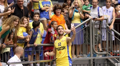 אוחיון עם האוהדים (חגי ניזרי)