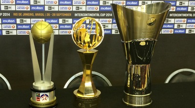 גביע היורוליג (מימין), גביע אליפות דרום אמריקה (משמאל) וביניהם הגביע הביניבשתי גביע היורוליג (מימין), גביע אליפות דרום אמריקה (משמאל) וביניהם הגביע הביניבשתי