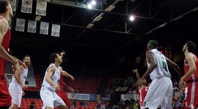 דונטה סמית´ זורק, האחרים מסתכלים דונטה סמית´ זורק, האחרים מסתכלים