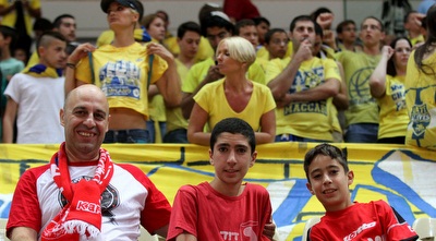 אוהדי הפועל ירושלים על רקע אוהדי מכבי ת&qout;א (רדאד ג´בארה)