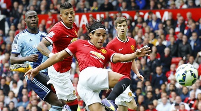 פלקאו מנסה בעיטה אקרובטית (רויטרס)