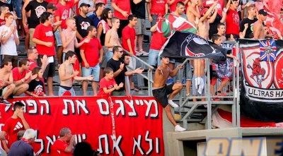 אוהדי הפועל ת&qout;א בבלומפילד (משה חרמון) אוהדי הפועל ת&qout;א בבלומפילד (משה חרמון)