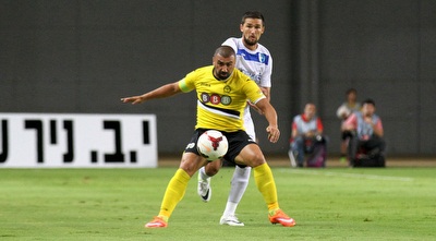 ערן לוי עם הכדור (רדאד ג´בארה)