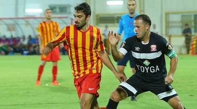 מיכאל אוחנה נאבק על הכדור עם חלאילה (מרטין גוטדאמק) מיכאל אוחנה נאבק על הכדור עם חלאילה (מרטין גוטדאמק)