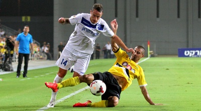 בן שושן ואלקיים במאבק על הכדור (רדאד ג´בארה)