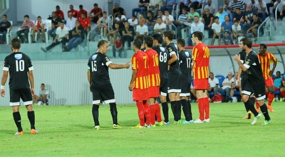 שחקני אשדוד וסכנין עומדים בחומה (מרטין גוטדאמק) שחקני אשדוד וסכנין עומדים בחומה (מרטין גוטדאמק)