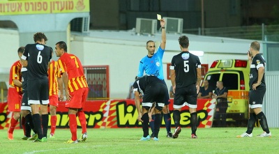 חלאילה מקבל כרטיס צהוב (מרטין גוטדאמק) חלאילה מקבל כרטיס צהוב (מרטין גוטדאמק)