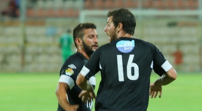 פאפדופולוס לוקח את הכדור במהרה לחצי המגרש (מרטין גוטדאמק) פאפדופולוס לוקח את הכדור במהרה לחצי המגרש (מרטין גוטדאמק)