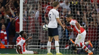 אוקסלייד-צ´מברליין רץ לחגוג אחרי הכיבוש (רויטרס)