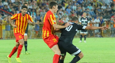 גדיר נאבק על הכדור עם סירושטיין (מרטין גוטדאמק) גדיר נאבק על הכדור עם סירושטיין (מרטין גוטדאמק)