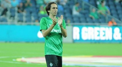 יוסי בניון מודה לאוהדים לפני שריקת הפתיחה (עמרי שטיין)