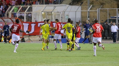 שחקני מכבי ת&qout;א והפועל ב&qout;ש מתקוטטים (מרטין גוטדאמק) שחקני מכבי ת&qout;א והפועל ב&qout;ש מתקוטטים (מרטין גוטדאמק)