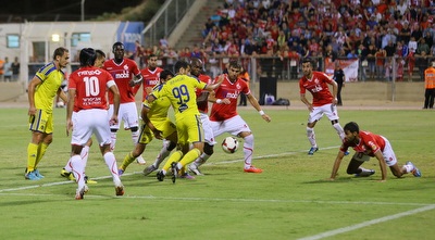 בן בסט ובן הרוש מנסים להגיע לכדור (מרטין גוטדאמק)