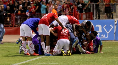 שחקני ב&qout;ש חוגגים עם ברדה (רדאד ג´בארה) שחקני ב&qout;ש חוגגים עם ברדה (רדאד ג´בארה)