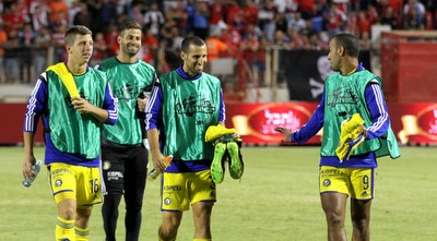 שחקני מכבי בחימום. אוהדי ב&qout;ש זועמים (רדאד ג´בארה)