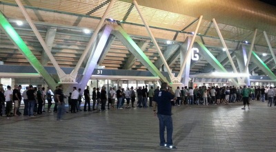 אוהדי מכבי חיפה עומדים בתור