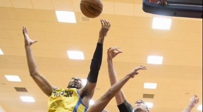 טיוס וג´ייק כהן נאבקים על ריבאונד (נועם גלאי, מכבי ת&qout;א) טיוס וג´ייק כהן נאבקים על ריבאונד (נועם גלאי, מכבי ת&qout;א)