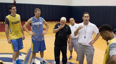 גודס משוחח עם שחקני מכבי (נועם גלאי, מכבי ת&qout;א 