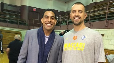 דייויד בלו עם ניקולה וויצ´יץ´ באימון מכבי ת&qout;א 