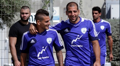 טל בן חיים ומאור בוזגלו נהנים באימון (יניב גונן)