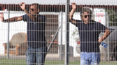 עטר ובן מרגי צופים במשחק (עמית מצפה)