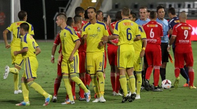 שחקני שתי הקבוצות לוחצים ידיים (חגי ניזרי)