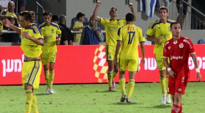 שחקני מכבי ת&qout;א חוגגים (חגי ניזרי)