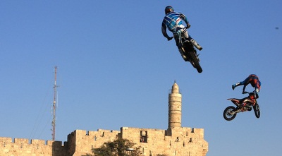 האופנועים בפעולה (ששון תירם וג&acute;קי לוי)