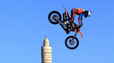 אופנוע נוסף בפעולה (ששון תירם וג&acute;קי לוי)