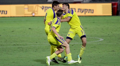 שחקני מכבי חוגגים (יניב גונן)