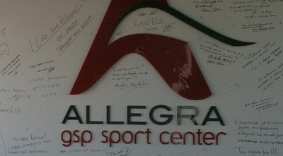 קיר חתימות הספורטאים בחדר האוכל של בית המלון (רז אמיר)