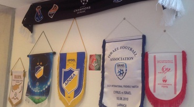 דגלוני ישראל הצעירה והפועל באר שבע בבית המלון (רז אמיר)