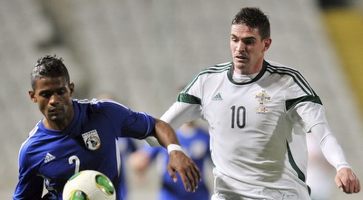 דוסה ג´וניור (צד שמאל) במאבק על כדור (רויטרס)