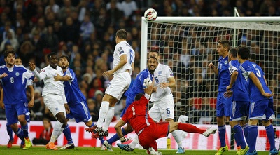 ג´אגיילקה נוגח את הכדור לכיוון הרשת (רויטרס)