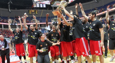 שחקני הפועל ירושלים חוגגים עם גביע ווינר (אורן בן חקון)