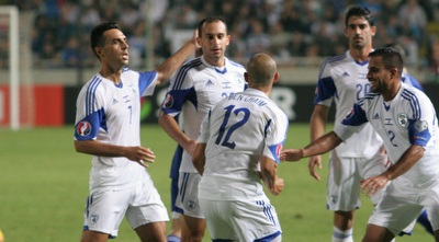 שחקני נבחרת ישראל חוגגים (רז אמיר)