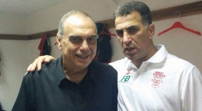 אברהם גרנט ומרקו בלבול בחדר ההלבשה. יעד חדש בתיאלנד