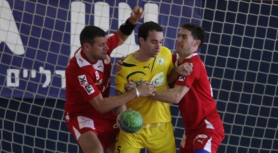 טל בלכר עם הכדור (משה חרמון)